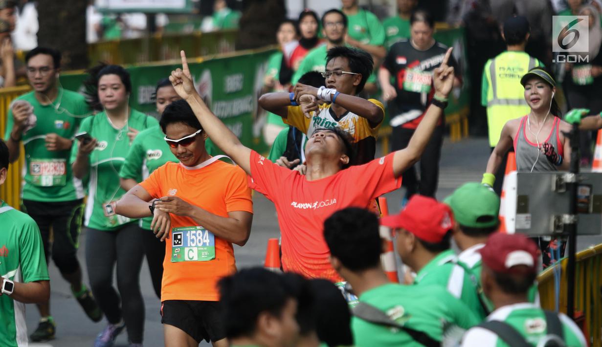 Ekpresi peserta Lomba lari MILO Jakarta International 10K 2017 saat sampai di garis finis, Jakarta, Minggu (23/7). MILO Jakarta International 10K 2017 melombakan tiga kategori yakni 10K, 5K dan Family Run 1,7K. (Liputan6.com/Faizal Fanani)