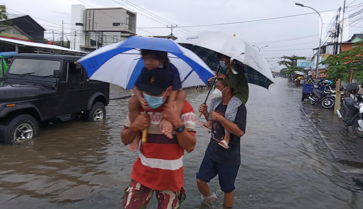 FOTO: Banjir di Kaligawe Semarang Masih Tinggi - Page 1 - Regional