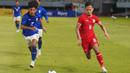 <p>Pemain Timnas Indonesia U-19, Riski Afrisal, berebut bola dengan pemain Kamboja U-19, Sonn Thavisiv, pada laga kedua Grup A Piala AFF U-19 2024 di Stadion Gelora Bung Tomo, Surabaya, Sabtu (20/7/2024). (Dok PSSI)</p>