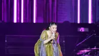 Penyanyi Rossa saat menghibur para penggemarnya di Senayan, Jakarta, Jumat (27/5/2022). Dalam konser bertajuk Rossa 25 Shining Years Concert yang menjadi penanda 25 tahun kariernya dalam industri musik ini Rossa membawakan 27 lagu. (Liputan6.com/Angga Yuniar)