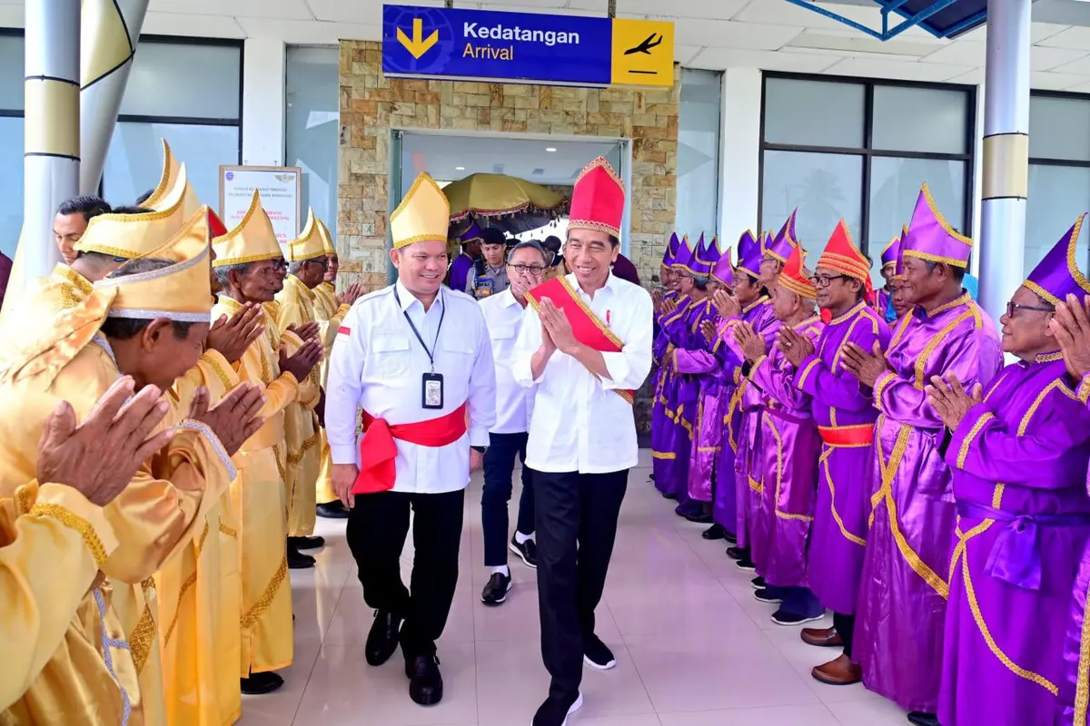 Presiden Jokowi dan Bupati Kepulauan Talaud Elly Engelbert Lasut diterima masyarakat Kabupaten Kepulauan Talaud, Sulut.