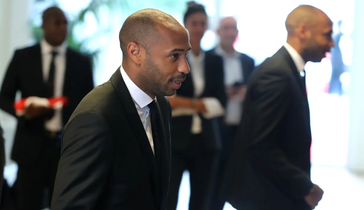 Legenda Prancis, Thierry Henry, usai diperkenalkan sebagai pelatih baru AS Monaco di Monaco, Rabu (17/10). Dirinya menggantikan posisi yang ditinggalkan Leonardo Jardim. (AFP/Valery Hache)