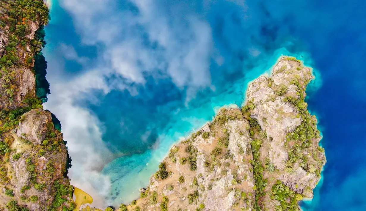 Foto drone menunjukkan "danau hitam" dari "danau tiga warna" di Desa Puyu di Wilayah Banbar, Qamdo, Daerah Otonom Tibet, China pada 26 September 2020. "Danau tiga warna" itu terdiri dari tiga telaga yang dipisahkan bukit dan menunjukkan warna hitam, putih, serta kuning. (Xinhua/Jigme Dorje)