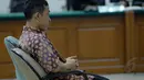 Terdakwa Hendra Saputra saat mendengarkan tuntutan yang dibacakan oleh  Jaksa Penuntut Umum  (JPU) di Pengadilan Tindak Pidan Korupsi. (23/7/14) (Liputan6.com/Miftahul Hayat)