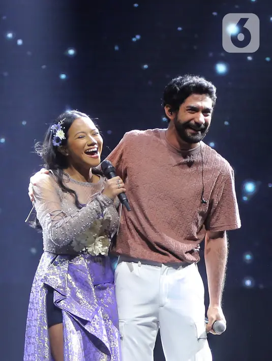 Penampilan Yura Yunita dan Reza Rahadian di atas panggung gelaran festival musik Pestapora 2023 hari pertama di Gambir Expo dan Hall D2 JIEXPO Kemayoran, Jakarta, Jumat (22/9/2023). (Fimela.com/Bambang E Ros)