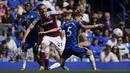 <p>Gelandang West Ham United, Tomas Soucek berebut bola dengan dua pemain Chelsea, Jorginho dan N'Golo Kante saat pertandingan lanjutan Liga Inggris di Stamford Bridge di London, Minggu (24/4/2022). Dengan kemenangan ini, Chelsea menjaga posisi tiga dengan kini mengoleksi 65 poin dari 32 laga. (AP Photo/Alastair Grant)</p>