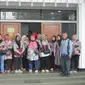 Buruh perempuan pabrik handuk CV Vhileo, Majalaya, Kabupaten Bandung saat mendatangi kantor Pengadila Hubungan Industrial (PHI) Kota Bandung, Senin, 3 Juni 2024. (Liputan6.com/Dikdik Ripaldi).