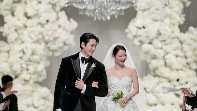 Kim Woo Bin dan Shin Min Ah. (AM Entertainment via Soompi)