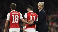 Arsene Wenger memberikan pujian setinggi langit kepada Mesut Ozil. (Reuters / Tony O'Brien )