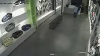 Aksi 2 Pria Curi Raket Padel di Jakbar Terekam CCTV