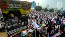 Massa telah berkumpul sejak pagi pukul 06.00 WIB dengan membawa bendera Palestina dan memakai baju hitam dan putih. (merdeka.com/Arie Basuki)