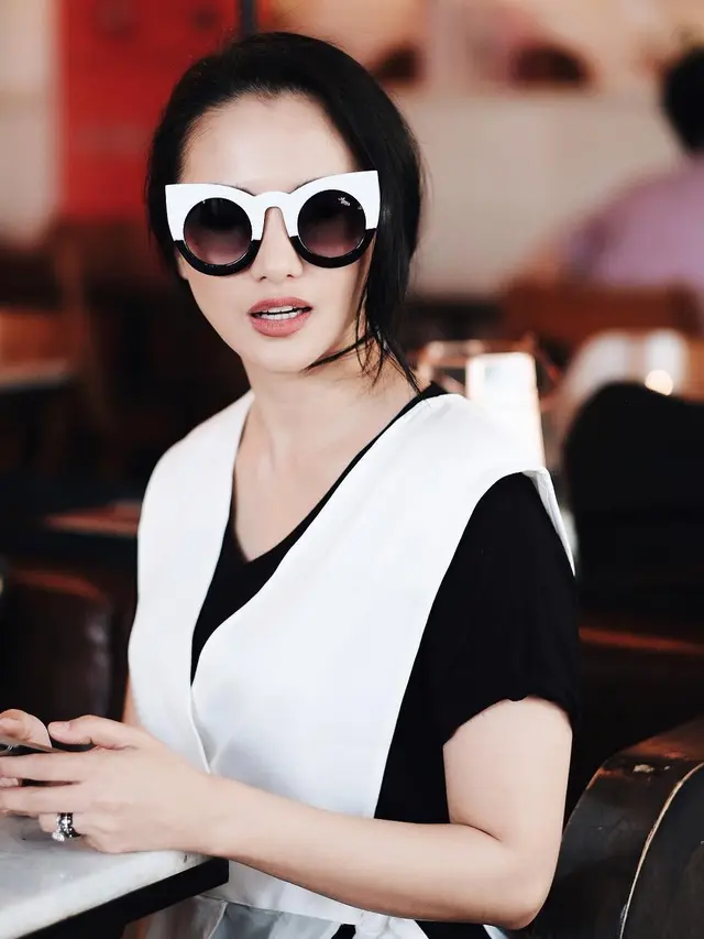 Potret Ririn Ekawati Tampil Nyentrik (sumber: instgram/ririnekawati)