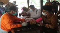 Suasana penyuntikan vaksin booster kepada lansia warga Kabupaten Cirebon. Foto (Istimewa)