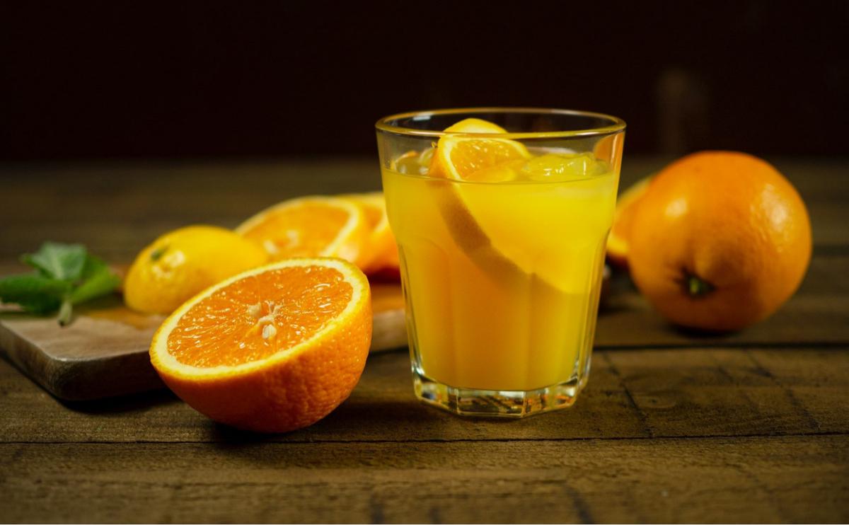 Ilustrasi es jeruk, minuman jeruk