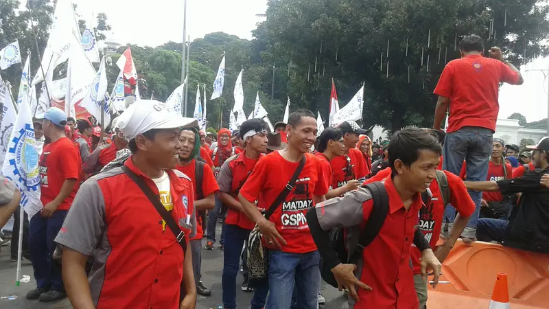 May Day, Buruh Goyang Dumang di Depan Istana