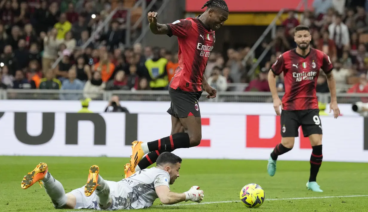<p>Namun, dua gol tambahan dari Rafael Leao pada menit ke-85 dan 90+2', membuat AC Milan menang secara meyakinkan atas Verona. (AP Photo/Antonio Calanni)</p>