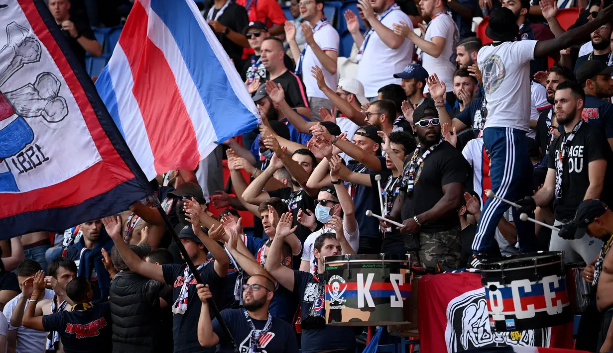 Suporter PSG memberikan dukungan untuk timnya saat melawan Waasland-Beveren pada laga uji coba di Parc des Princes Stadium, Sabtu (18/7/2020) dini hari WIB. PSG menang telak 7-0 atas Waasland-Beveren. (AFP/Anne-Christine Poujoulat)