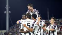 Pemain Juventus merayakan gol yang dicetak Randal Kolo Muani dalam laga kontra Venezia pada giornata 38 Serie A Liga Italia 2024/2025 di Pier Luigi Penzo Stadium, Senin (26/5/2025) dini hari WIB. Juventus menang 3-2 atas Venezia dalam laga terakhir mereka di Serie A musim ini. (Paola Garbuio/LaPresse via AP)