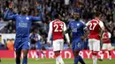Striker Leicester City, Kelechi Iheanacho, melakukan selebrasi usai mencetak gol ke gawang Arsenal pada laga Premier League di Stadion King Power, Kamis (10/5/2018). Leicester City menang 3-1 atas Arsenal. (AP/David Davies)