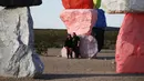 Pengunjung berfoto di instalasi seni Seven Magic Mountains karya seniman Ugo Rondinone di Las Vegas, Amerika Serikat, Selasa (7/4/2020). Instalasi seni Seven Magic Mountains terlihat sangat memukau di kamera. (AP Photo/John Locher)