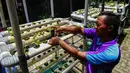 Sampah yang semula dianggap tidak berguna menjadi sumber daya yang memiliki nilai ekonomis. (Liputan6.com/Angga Yuniar)