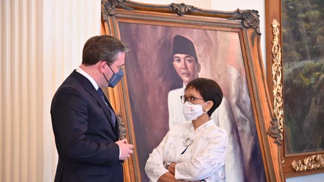 Pertemuan antara Menteri Serbia Nikola Selakovic dan Menlu Retno Marsudi dalam press briefing bersama media,  Senin (23/5/2022). (Foto: Kemlu RI)