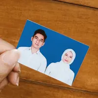 Dea Annisa yang Akrab Disapa Dea Imut Foto Latar Biru Bersama Kekasih. [@deaaannisa]
