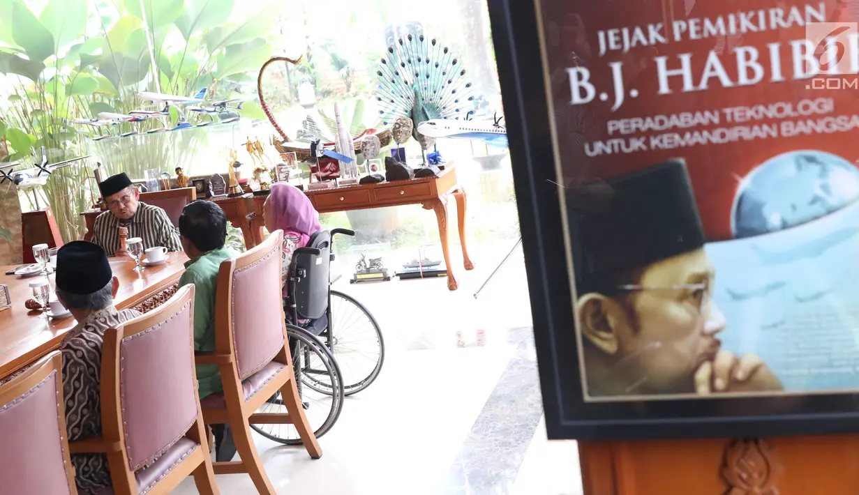 Presiden RI ke-3 BJ Habibie (kiri) saat melakukan silaturahmi dengan sejumlah tokoh bangsa dan tokoh gerakan suluh kebangsaan di kediamannya, Jakarta, Rabu (1/5/2019). Silaturahmi membahas kemajuan dan arah masa depan bangsa Indonesia. (Liputan6.com/Helmi Fithriansyah)