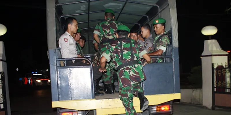 Patroli Gabungan TNI dan Polri Mengamankan Gereja