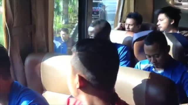 Rekaman singkat perjalanan Persib Bandung menuju tempat latihan dari hotel tempat mereka menginap, Sabtu (17/10/2015)