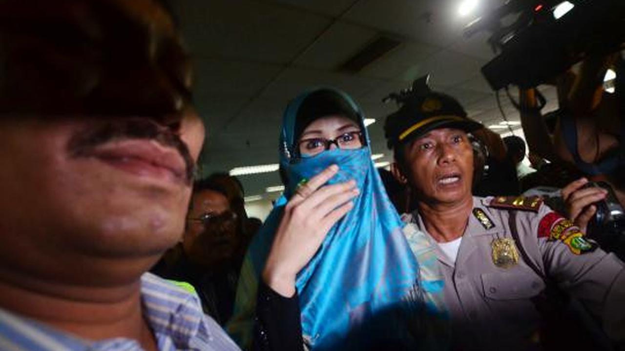 Sidang perdana, Neneng bertemu Angie 