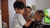 Raffi Ahmad dan kedua anaknya, Rafathar Malik Ahmad dan Rayyanza Malik Ahmad. (Instagram @raffinagita1717)