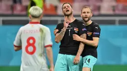 Sambil berselebrasi, ia melontarkan cacian bernada rasis dalam bahasa Serbia yang ditujukan kepada dua bek Makedonia Utara yang memiliki garis keturunan Albania, Egzon Bejtulai dan Gjanni Alioski. (Foto: AFP/Pool/Daniel Mihailescu)