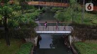 Pengunjung menikmati suasana Taman Tebet Eco Park, Jakarta, Rabu (1/2/2023). Pemerintah Provinsi (Pemprov) DKI Jakarta terus mendorong penghijauan di seluruh wilayah. (Liputan6.com/Herman Zakharia)
