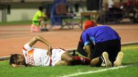 Akbar Riansyah mengalami cedera saat Persis Solo uji coba melawan Madiun Putra. (Bola.com/Ronald Seger)