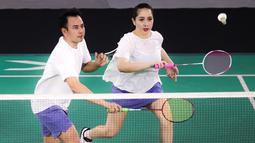 Pasangan selebritas Raffi Ahmad dan Nagita Slavina berusaha mengembalikan kok saat bertanding melawan pasangan Rizky Billar dan Lesti Kejora pada laga bulu tangkis ganda campuran Turnamen Olahraga Selebriti Indonesia (TOSI) di GOR UNJ, Jakarta, Minggu (16/07/2023). Raffi dan Gigi kalah dua set langsung dari Rizky Billar dan Lesti dengan skor 12-21, 10-21.(Bola.com/Bagaskara Lazuardi)
