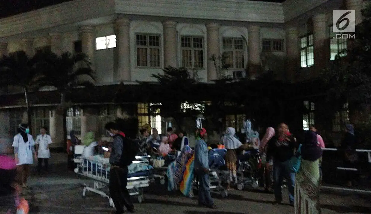 Sejumlah pasien di evakuasi keluar Rumah Sakit Margono Purwokerto, Jawa Tengah, Sabtu (16/12). Gempa terjadi pukul 23.47 WIB di 8.03 Lintang Selatan, 108.04 Bujur Timur dengan kedalaman 105 km. (Liputan6.com/Pool)