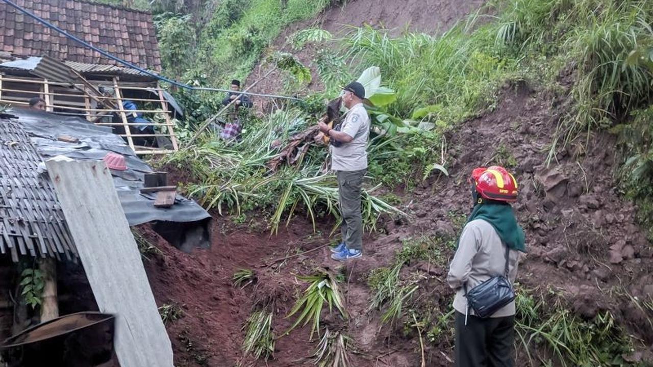 Tanah Longsor Situbondo Timbun Warga, BPBD Pastikan Korban Berhasil Diselamatkan