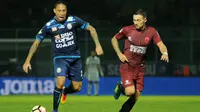 Juan Pablo Pino dikawal Marc Klok pada laga Arema vs PSM di Stadion Kanjuruhan, Malang, Rabu (30/8/2017). (Bola.com/Iwan Setiawan)