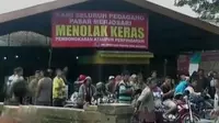 Penertiban pedagang pasar di Kota Malang berakhir ricuh (Liputan 6 SCTV).
