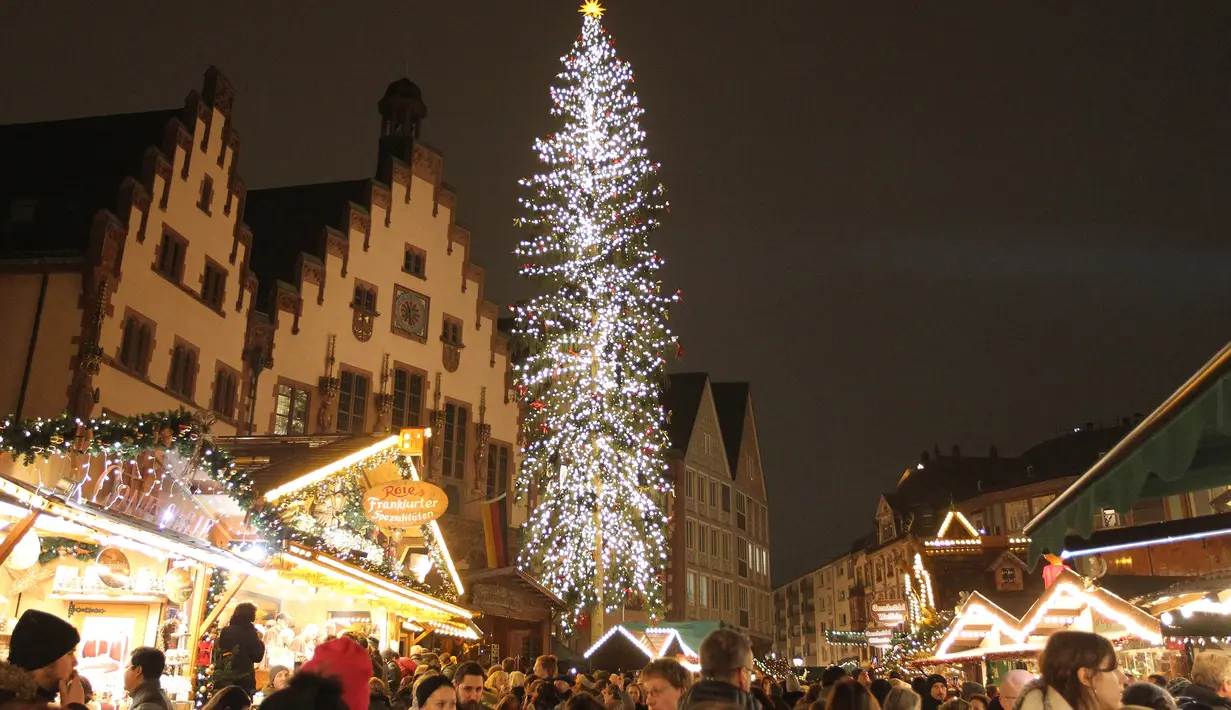 Orang-orang mengunjungi pasar Natal tradisonal pada hari pembukaannya di Frankfurt am Main, Jerman, Senin (25/11/2019). Sesuai dengan namanya, tempat ini adalah sebuah pasar yang bertemakan Natal. (Photo by Daniel ROLAND / AFP)