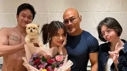 Momen kebersamaan terasa hangat dengan kehadiran keluarga terdekat, termasuk Deddy Corbuzier yang setia mendampinginya. Tampak pula hidangan tumpeng khas Indonesia menghiasi meja perayaan ulang tahun, memberikan sentuhan tradisional pada acara tersebut. (Liputan6.com/IG/@sabrinachairunnisa_)