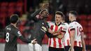 Gelandang Manchester United, Paul Pogba (kedua dari kiri), terlibat pertikaian dengan bek Sheffield United, Jack Robinson (kanan), dalam laga lanjutan Liga Inggris 2020/21 pekan ke-13 di Bramall Lane, Sheffield, Kamis (17/12/2020). Manchester United menang 3-2 . (AFP/Peter Powell).