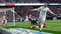 Gelandang Real Madrid, Gareth Bale berselebrasi usai mencetak gol ke gawang Atletico de Madrid pada pertandingan lanjutan La Liga Spanyol di stadion Wanda Metropolitano (9/2). Real Madrid menang 3-1 atas Atletico. (AP Photo/Manu Fernandez)