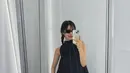 Seperti saat berada di Tokyo, Ningning tampil dengan gaya yang swag dan menggemaskan dengan atasan sleeveless denim yang memberikan siluet flowy dan unk. Ia memadukannya dengan celana baggy warna biru pudar serta kacamata hitam yang memberi kesan cool dan misterius. Gaya rambutnya dikepang dua memberikan sentuhan cute yang kontras. [@imnotningning].