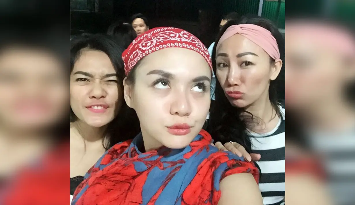 Ekspresi Vicky Shu saat menampilkan wajah jelek dengan dua orang teman. (Instagram/vickyshu)