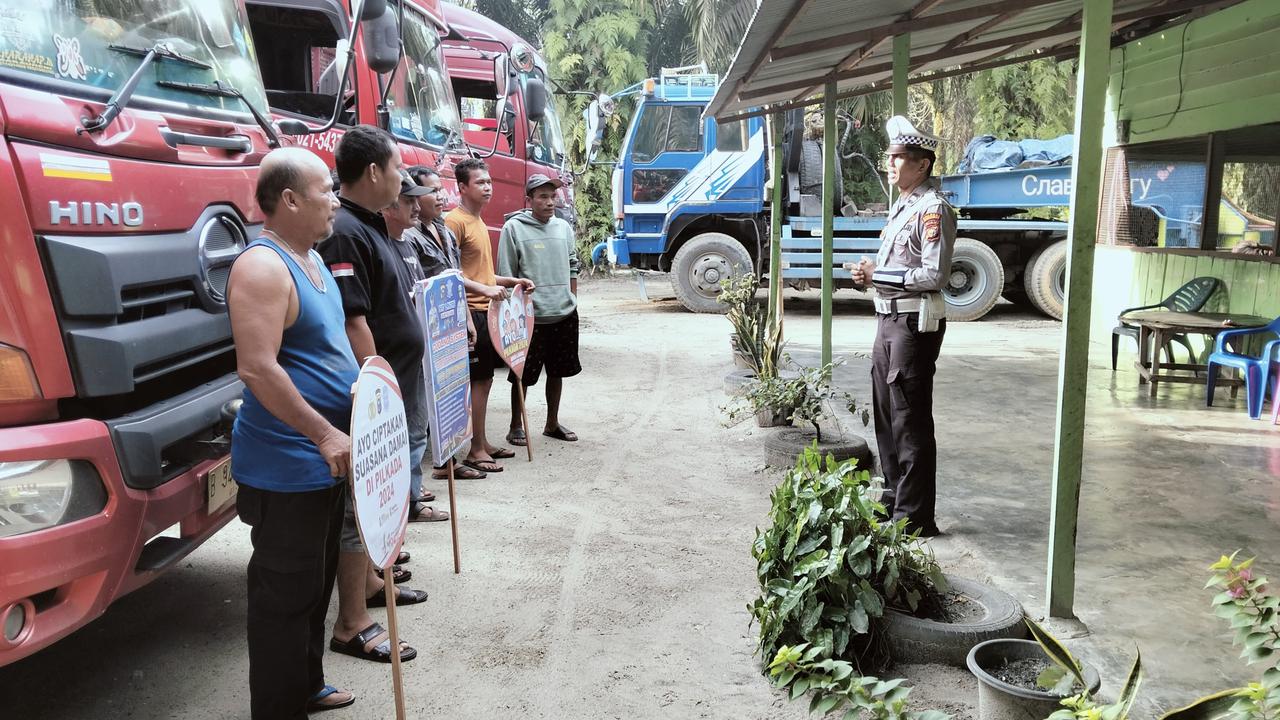 Polisi Tiba-Tiba Datangi Sopir Truk Trailer yang Istirahat di Warung Makan, Ternyata Ini yang Dilakukan