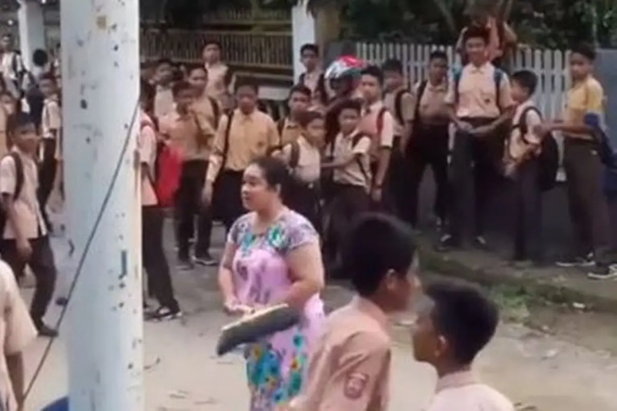 [Bintang] Dua Aksi Emak-emak yang Berhasil Bubarkan Tawuran, Keren Banget!