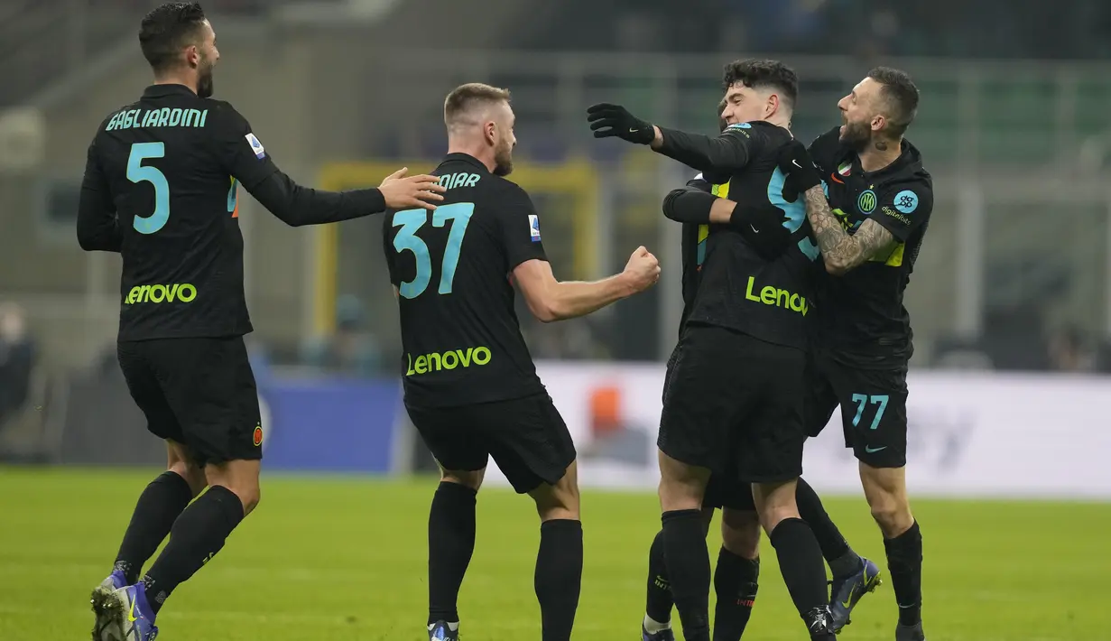 Bek Inter Milan, Alessandro Bastoni (kedua kanan) dipeluk rekan setimnya usai mencetak gol ke gawang Lazio pada pertandingan lanjutan Liga Serie A Italia di Stadion San Siro, di Milan, Italia, Senin (10/1/2022). Inter Milan menang tipis atas Lazio 2-1. (AP Photo/Antonio Calani)