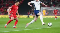 Declan Rice ditantang oleh Ethan Ampadu dalam laga persahabatan internasional antara Inggris dan Wales di Wembley Stadium, London, 10 Oktober 2025. (AP Photo/Frank Augstein)